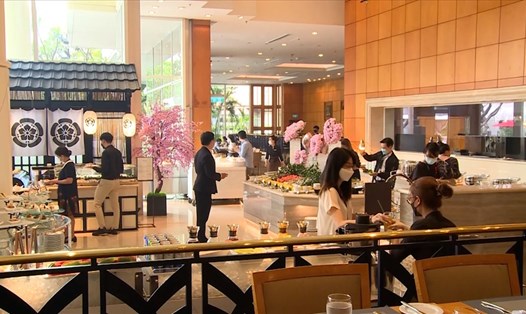 Khách sạn cố gắng thu hút nguồn nhân lực để phục vụ khách. Ảnh: Nguyễn Ly
