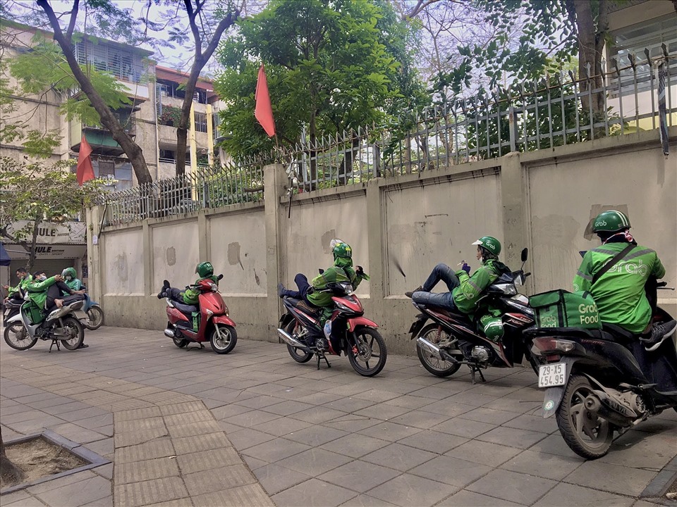 Lái xe công nghệ tại Hà Nội đồng loạt tắt ứng dụng chạy ngoài