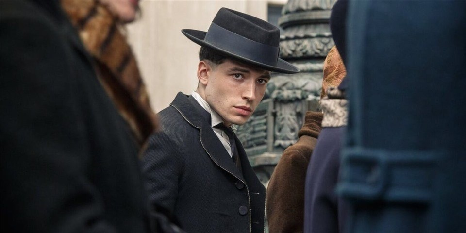 Credence Barebone trong "Sinh vật huyền bí". Ảnh: CGV. Credence Barebone trong "Sinh vật huyền bí". Ảnh: CGV.