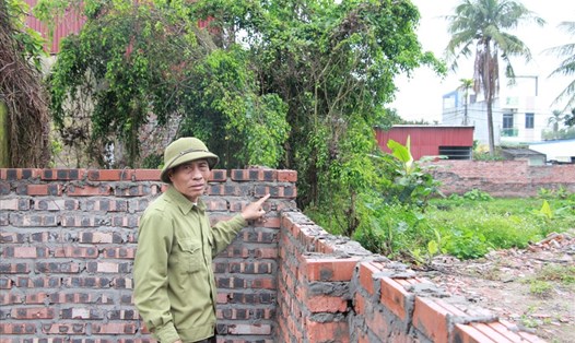 Bức tường bao và công trình phụ nhà văn hóa thôn Xuân Tiến bị phá và được xây lại. Ảnh: CTV