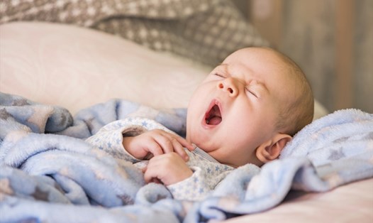 Thay đổi thói quen ngủ sẽ giúp trẻ giảm tình trạng thức đêm và quấy khóc. Ảnh: Xinhua