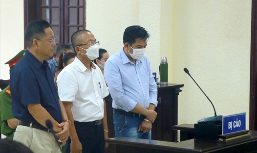 3 bị cáo Thi, Dũng, Huy (trái sang) tại phiên tòa xét xử sơ thẩm ngày 31.3. Ảnh: Hưng Thơ.