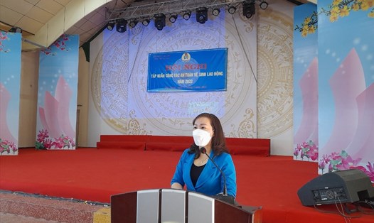 Bà Ngô Thị Thùy Trang - Phó Chủ tịch LĐLĐ tỉnh Tiền Giang - phát biểu tại lớp tập huấn. Ảnh: K.Q