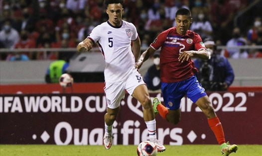 Đội tuyển Mỹ (áo trắng) vẫn cầm vé đến World Cup 2022 dù thua Costa Rica 0-2. Ảnh: NYPost