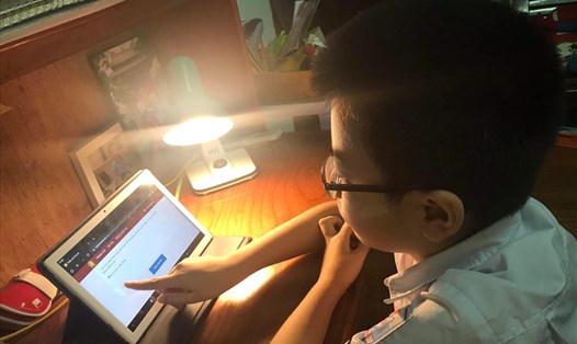 Học sinh Hà Nội học trực tuyến tại nhà gần 1 năm học do ảnh hưởng của dịch COVID-19. Ảnh: T.V