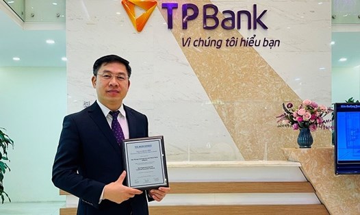 Ông Đinh Văn Chiến – Phó Tổng Giám đốc TPBank nhận giải thưởng The Asian Banker