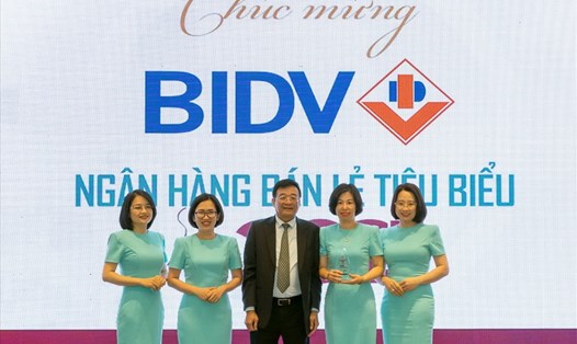 Đại diện BIDV nhận giải thưởng Ngân hàng Việt Nam Tiêu biểu