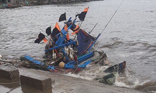 Sóng lớn đánh chìm 13 tàu cá ngư dân tại xã Đại Lãnh.