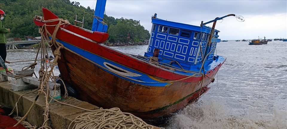 Mưa to sóng lớn bất thường, 25 tàu cá Khánh Hòa bị đánh chìm, mắc cạn