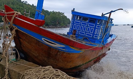 Hàng chục tàu cá của ngư dân Khánh Hòa bị chìm dưới biển.