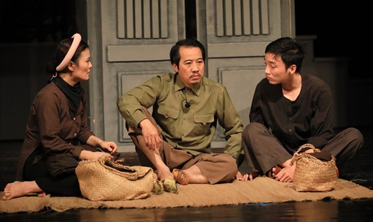 Vở kịch “Ông không phải bố tôi” là một trong những tác phẩm cuối cùng của Lưu Quang Vũ (Ảnh: Nhà hát Tuổi trẻ)