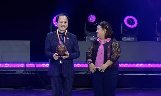 Phó Tổng đại diện Việt Nam tại EXPO 2020 Dubai, ông Trần Nhất Hoàng thay mặt Nhà triển lãm Việt Nam lên nhận giải (Ảnh: Nhà triển lãm Việt Nam)