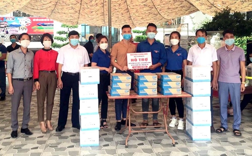 Giáo dân xã Hoàng Xá, huyện Thanh Thủy, tỉnh Phú Thọ tặng nước, sữa cho lực lượng làm nhiệm vụ phòng, chống dịch trên địa bàn. Ảnh: Hữu Chánh.