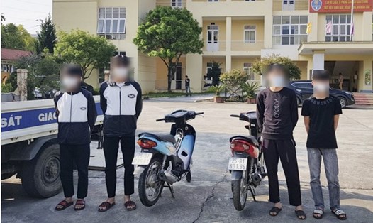 4 học sinh có hành vi bốc đầu xe mô tô quay clip khoe trên mạng xã hội cùng phương tiện vi phạm. Ảnh: CACC