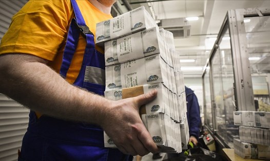 Những cọc tiền giấy 1000 rúp tại một nhà máy Goznak ở Nga năm 2019. Ảnh: AFP