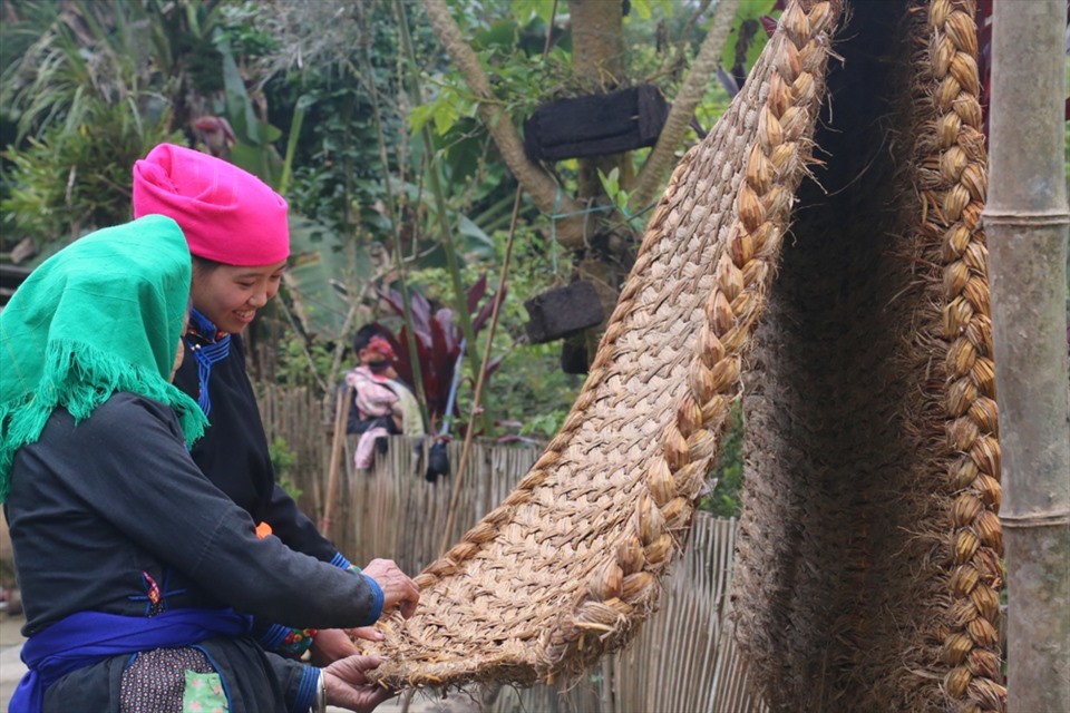 Để làm được chiếc đệm rơm, người Tày ở Bản Liền phải mất ba ngày mới đan xong.