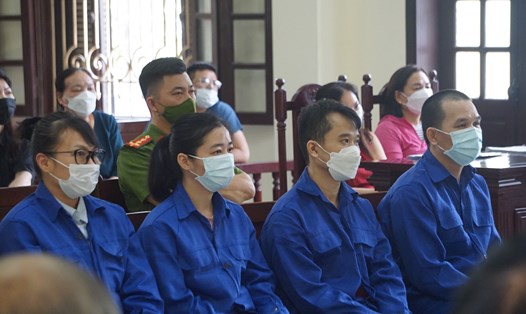 Bị cáo Trần Thị Kim Chi (bìa trái) và các đồng phạm tại phiên phúc thẩm chiều 31.3. Ảnh: NH