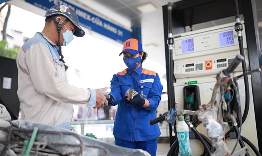 Việc điều chỉnh giá xăng dầu sớm hơn bình thường để đảm bảo lợi ích của người dân và doanh nghiệp. Ảnh: Hải Nguyễn