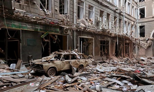 Nhà cửa ở Kharkiv, Ukraina bị hư hại sau các cuộc tấn công của Nga. Ảnh: AFP