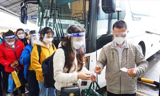 Nhiều lao động nữ được công đoàn tỉnh Tuyên Quang tặng vé xe về quê đón Tết Nguyên đán Nhâm Dần 2022. Ảnh: Hà Anh