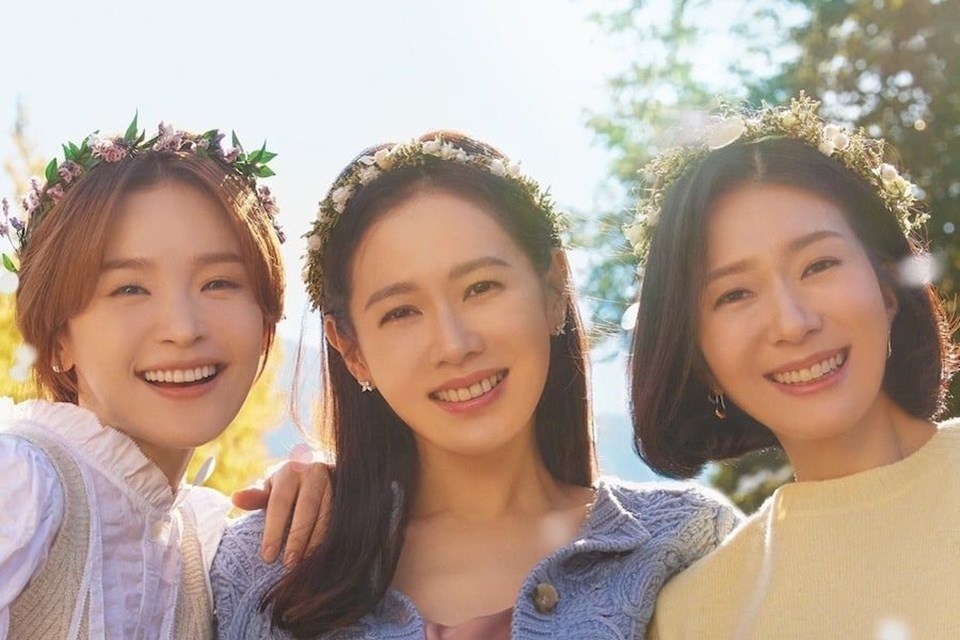Son Ye Jin - Jeon Mi Do - Kim Ji Hyun trong “39”. Ảnh: Poster JTBC. Son Ye Jin - Jeon Mi Do - Kim Ji Hyun trong “39”. Ảnh: Poster JTBC.
