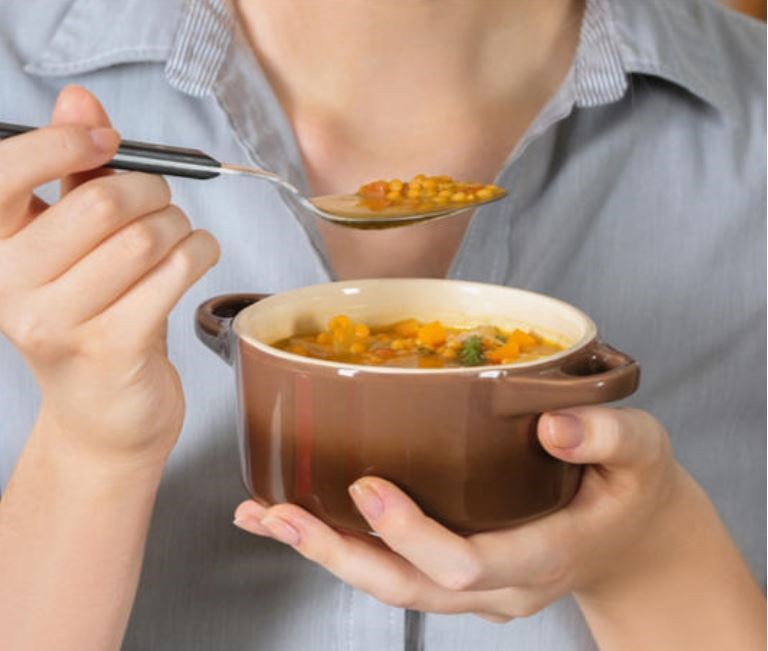 Đậu lăng và các loại đậu là loại thực phẩm giàu protein bạn nên ăn mỗi tối để duy trì làn da trắng sáng, khỏe mạnh. Ảnh: SheFinds