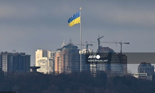 Quốc kỳ lớn nhất của Ukraina tung bay ở Kiev. Ảnh: AFP