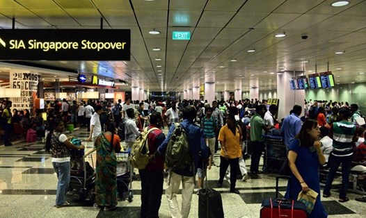 Hành khách tại sân bay quốc tế Changi, Singapore. Ảnh: AFP