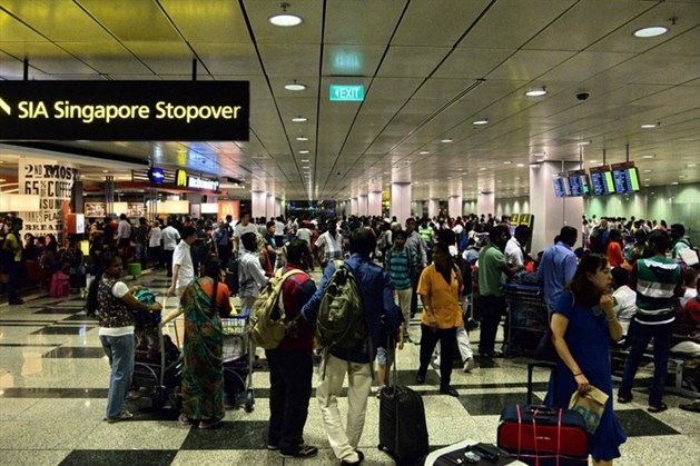 Hành khách tại sân bay quốc tế Changi, Singapore. Ảnh: AFP
