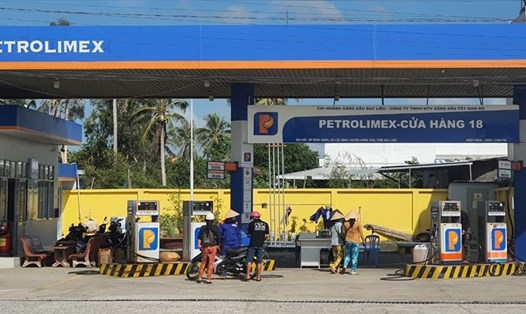 Xăng dầu liên tiếp tăng giá kéo theo các mặt hàng khác tại tỉnh Bạc Liêu cũng tăng theo. Ảnh: Nhật Hồ