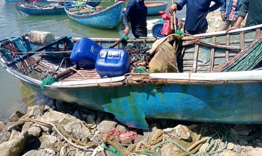 Chiếc thuyền trong vụ lật trên biển ở Quảng Ngãi bị hư hỏng nặng. Ảnh: Duy Khanh