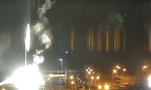 Cháy tại nhà máy hạt nhân Zaporizhzhia lớn nhất Ukraina. Ảnh chụp màn hình
