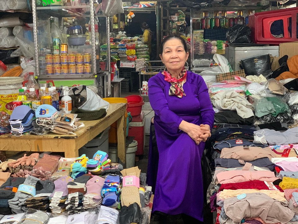 Tiểu thương chợ Đông Ba trong trang phục áo dài. Ảnh từ Ban quản lý chợ Đông Ba