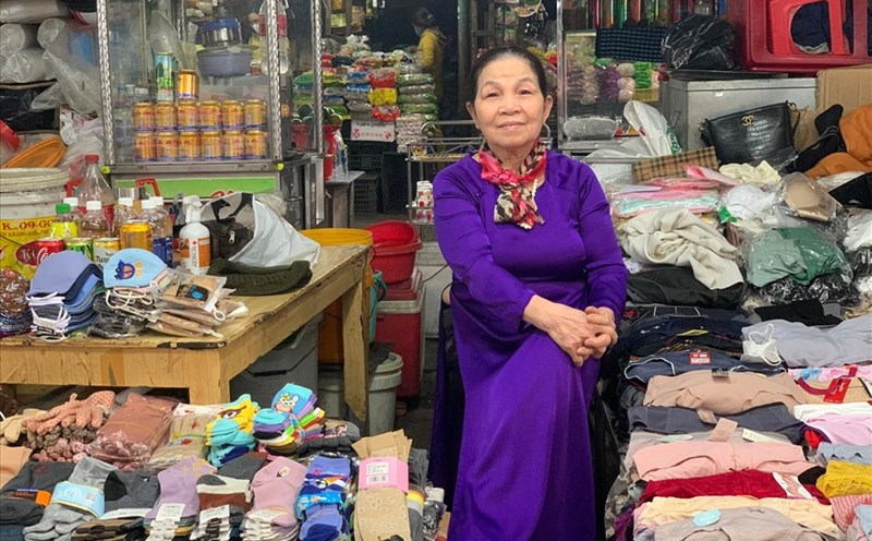 Tiểu thương chợ Đông Ba trong trang phục áo dài. Ảnh từ Ban quản lý chợ Đông Ba