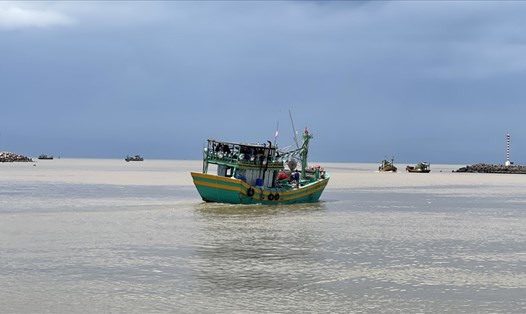Tàu cá xuất bến Cảng cá Phan Thiết (Bình Thuận). Ảnh: Duy Tuấn