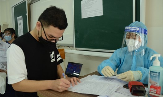 Học sinh ở TPHCM khai báo y tế trước giờ lên lớp. Ảnh: Huyên Nguyễn