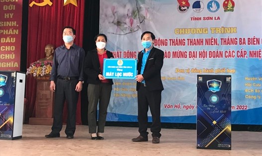 Lãnh đạo LĐLĐ tỉnh Sơn La trao quà đến các trường học tại xã Tân Xuân, huyện Vân Hồ. Ảnh: ĐVCC.