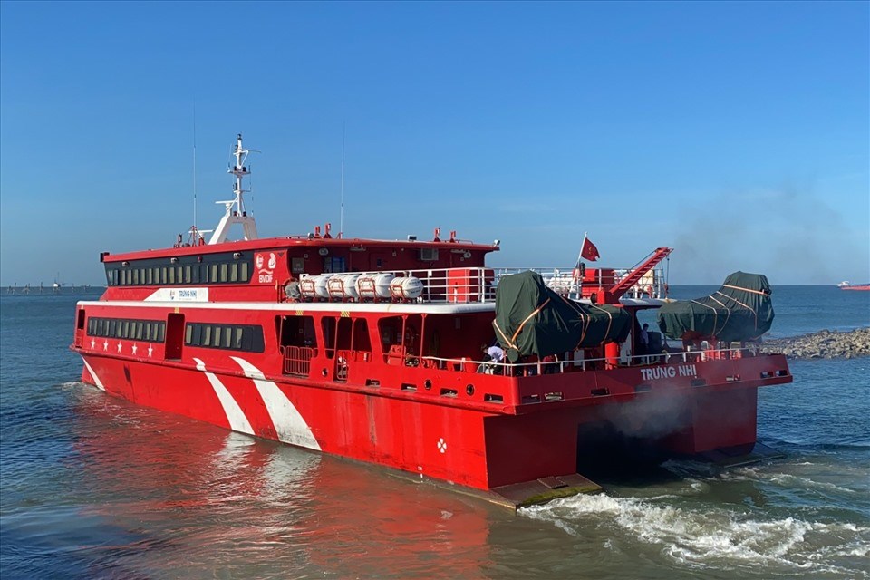 Tàu cao tốc Trưng Nhị Express rời bến đưa hành khách ra Côn Đảo. Ảnh: T.A Tàu cao tốc Trưng Nhị Express rời bến đưa hành khách ra Côn Đảo. Ảnh: T.A