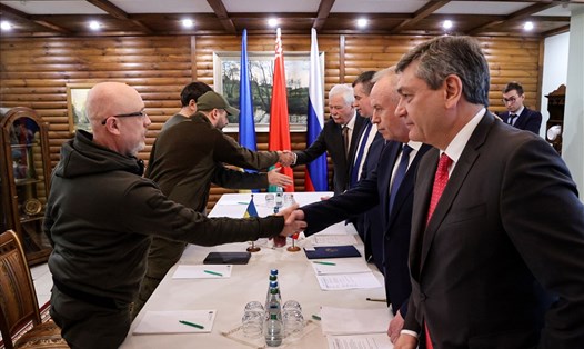 Phái đoàn Nga - Ukraina tại vùng Brest của Belarus để đàm phán vòng 2 ngày 3.3. Ảnh: AFP
