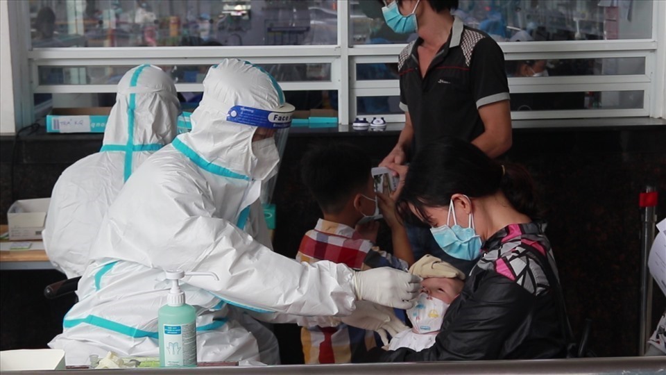 Bộ Y tế hướng dẫn chi tiết dùng thuốc hạ sốt cho trẻ mắc COVID-19. Ảnh: Nguyễn Ly