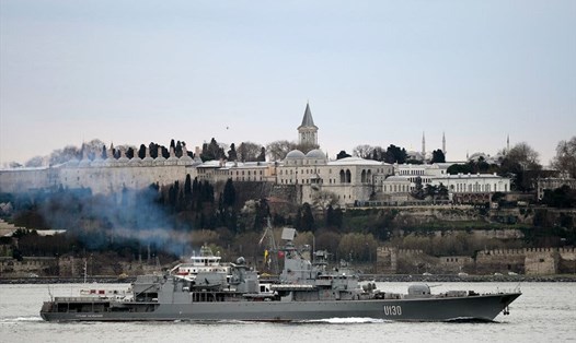 Tàu chiến Ukraina Hetman Sahaidachny đi qua eo biển Bosphorus ở Istanbul năm 2014. Ảnh chụp màn hình