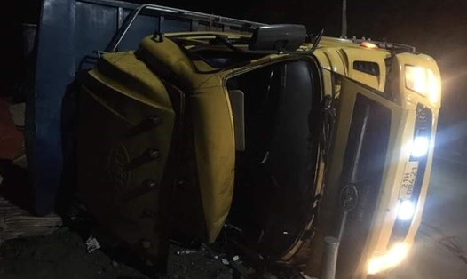 Hiện trường vụ tai nạn lật xe chở ván khiến 2 bố con chết thảm. Ảnh: CTV