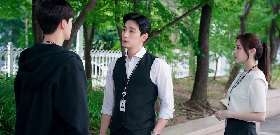 Yoon Bak, Yura và Song Kang trong một cảnh quay. Ảnh: NSX. Yoon Bak, Yura và Song Kang trong một cảnh quay. Ảnh: NSX.