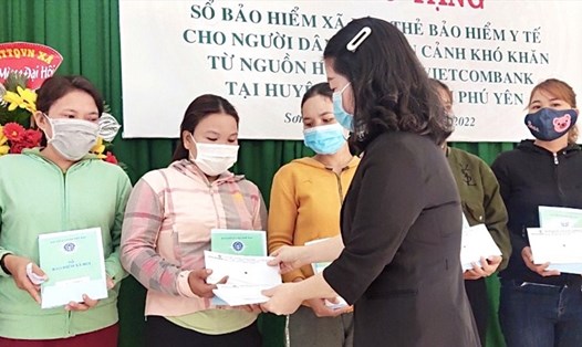 BHXH Phú Yên trao 172 sổ Bảo hiểm Xã hội (tự nguyện) và 1.180 thẻ Bảo hiểm Y tế cho người dân khó khăn do các đơn vị hỗ trợ. Ảnh: P. Uyên