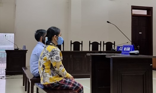 Bị cáo Nguyễn Thị Thanh Hương (áo hoa vàng, tại phiên toà phúc thẩm) nhận án tử hình vì vận chuyển gần 3kg ma tuý. Ảnh: N.H