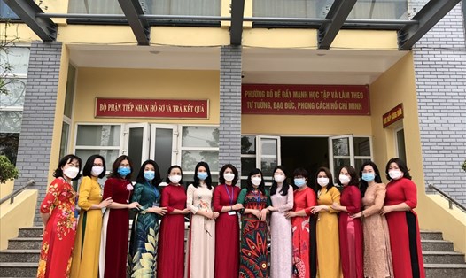 "Tuần lễ áo dài" năm 2022 đang nhận được sự hưởng ứng đông đảo của nữ công nhân viên chức lao động quận Long Biên. Ảnh: CĐTP