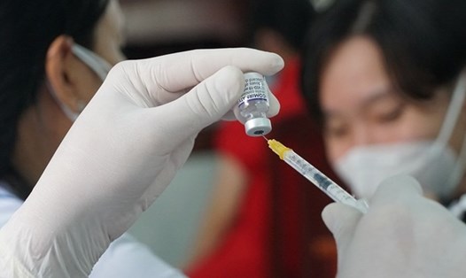 Một liều tiêm vaccine và liều mạng để tiêm vaccine là điều rất dễ gây hiểu nhầm khi dùng tiếng Việt kiểu "kiệm lời". Ảnh: Tạ Quang