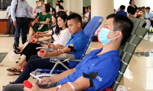 Các cán bộ công nhân viên chức tỉnh Đắk Nông tham gia hiến máu tình nguyện. Ảnh: Phan Tuấn