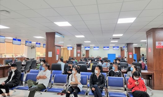 Người dân, doanh nghiệp chờ đợi làm thủ tục tại Trung tâm Hành chính công tỉnh Nghệ An. Ảnh: QĐ