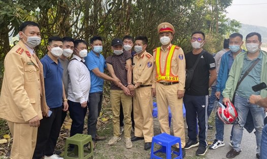 Lực lượng Công an tỉnh Điện Biên phối hợp bắt đối tượng truy nã đặc biệt nguy hiểm Lý Văn Thành tại khu vực xã Mường Pồn, huyện Điện Biên. Ảnh: CACC